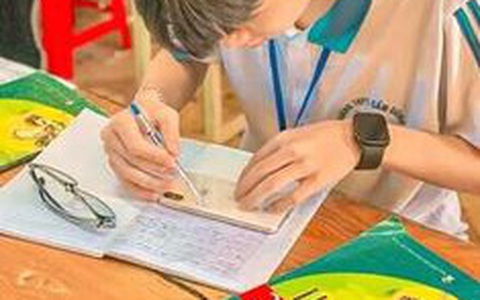Có tất cả nhưng thiếu thước và đây là 1001 vật dụng được học sinh thay thế: Từ thẻ ATM tới smarpthone đắt tiền, gì cũng dùng để kẻ được