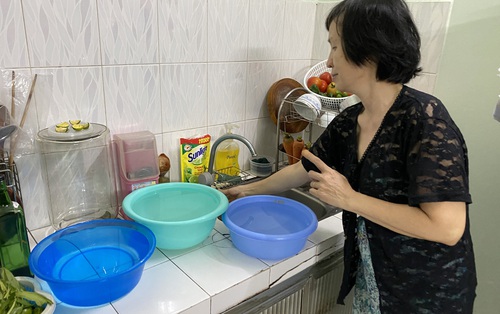 Khổ như Sài Gòn cúp nước: Người dân phải “nhịn” vệ sinh buổi tối, tích trữ nước trước 5 giờ chiều