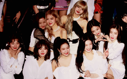 Red Velvet - BLACKPINK tạo nên "tiên cảnh" tại Gaon Music Awards: Tổ hợp visual đỉnh nhất Kpop, cả dàn nữ thần đọ sắc lóa cả khung hình