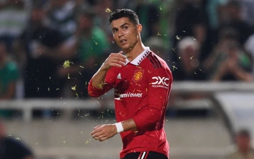 Ronaldo kém duyên, Man Utd thắng nhọc đối thủ yếu