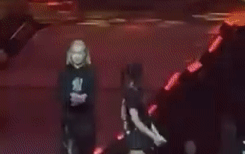 Rosé (BLACKPINK) và "tai nạn" micro: Hết quăng xuống sân khấu lại giành hát với chị cả Jisoo