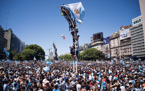 Hơn 4 triệu người đón Messi rước cúp, tuyển Argentina bỏ xe buýt lên trực thăng