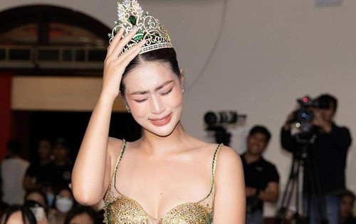 Hoa hậu Thiên Ân bật khóc khi gặp người hâm mộ