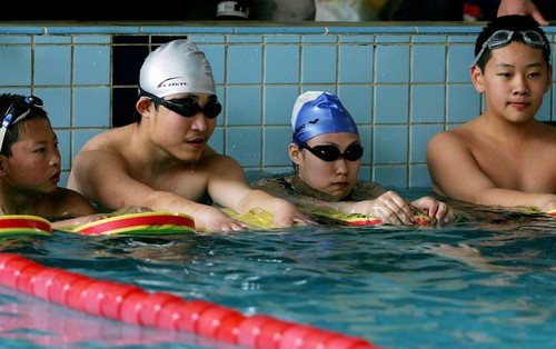 Phong toả vì dịch, trường đại học Trung Quốc cho sinh viên thi bơi online