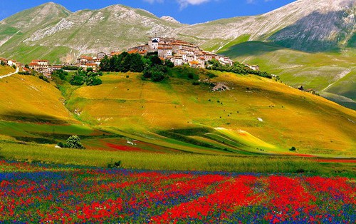 Kỳ diệu ngôi làng cổ nằm lơ lửng ở độ cao 1452 mét, cứ đến mùa hè là biến thành thảm hoa đầy màu sắc giữa châu Âu