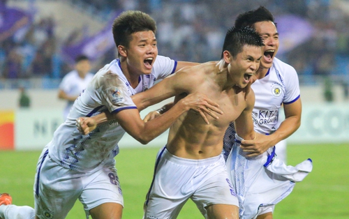 Tiền đạo tuyển Việt Nam lập cú đúp, khoe body 6 múi cuồn cuộn khi ghi bàn vào lưới đội bóng Trung Quốc