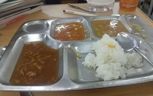 Bữa ăn canteen bị vạch trần khiến dư luận sốc: Không ai dám hình dung đây là suất cơm của học sinh cấp 3
