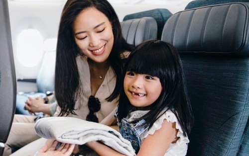 Con hỏi: "Chúng ta không được bay hạng thương gia vì nghèo ạ?", mẹ trả lời 1 câu mà con hết lăn tăn chuyện tiền bạc