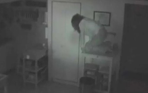 Đồ vật tự dưng di chuyển dù nhà không người, chủ nhà khóc thét khi phát hiện sự thật khi lắp camera