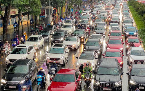 Giao thông nhiều nơi ở Hà Nội tê liệt trong trận mưa lớn