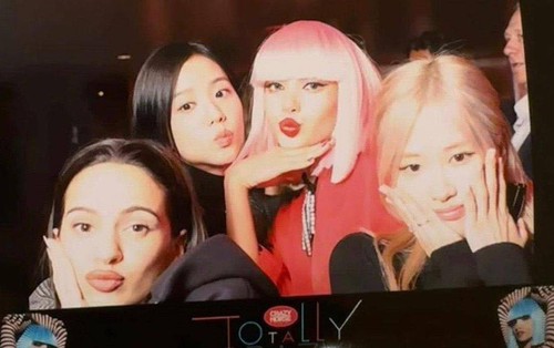 Lisa khoe ảnh chụp cùng Jisoo - Rosé trong hậu trường hộp đêm, một động thái chứng minh BLACKPINK là “mãi mãi&quot;