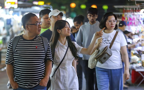 Hội An: Khách nước ngoài xếp hàng dài thả hoa đăng ngày đầu năm mới