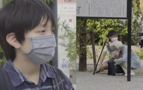 Gặp cụ bà ngã quỵ trên đường, hai học sinh Nhật Bản có màn phối hợp giải cứu cực trơn tru: Đây chính là sức mạnh của giáo dục!