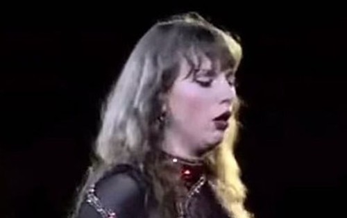 Taylor Swift's unusual expression