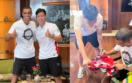 Huyền thoại Rivaldo của đội tuyển Brazil đến Việt Nam, Quế Ngọc Hải bỗng hoá "fanboy" tươi rói khi xin được chữ ký
