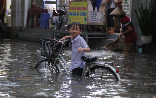 Người dân TP.HCM "không kịp trở tay" trong trận mưa lớn nhất kể từ đầu năm: Nước ngập gần lút bánh xe, tràn vào nhà