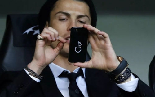 Quy tắc dùng điện thoại đặc biệt của Ronaldo: Nhất quyết không bắt máy nếu cuộc gọi sau 10 giờ