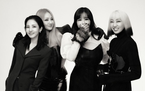 2NE1 tái hợp trong bộ ảnh kỉ niệm 15 năm debut, 4 cô gái mỉm cười hạnh phúc bên nhau thật xúc động quá!
