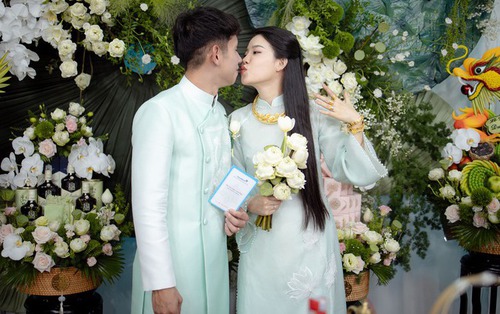 Hồng Duy "Pinky" hôn vợ thạc sĩ ngọt ngào trong lễ ăn hỏi, chàng MC trong đám cưới Công Phượng nay đã lập gia đình