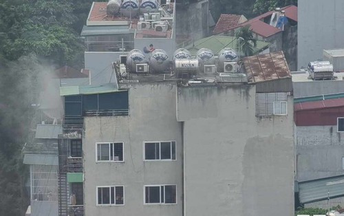 Hà Nội: Căn hộ trong chung cư mini trên phố Quan Nhân bốc khói, nhiều người bỏ chạy tán loạn