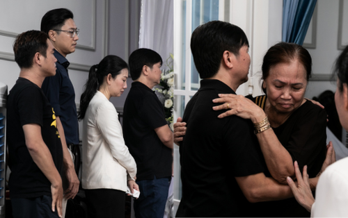 Lễ viếng diễn viên Đức Tiến tại Việt Nam: Không khí tang thương bao trùm, mẹ ruột không cầm được nước mắt