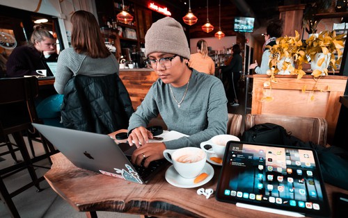Quán cafe đầu tiên CẤM khách dùng laptop ngồi làm việc: ''Khách yêu cầu quán tắt nhạc để họp trực tuyến trong khi chỉ gọi 1 ly nước!''