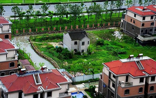 Chủ ngôi nhà cấp 4 từ chối nhận bồi thường 37 tỷ đồng, giờ "mắc kẹt" giữa khu biệt thự tiền tỷ, sống cảnh khó tin