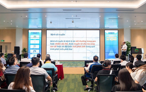 Từ nỗi lo di truyền đến hạnh phúc đôi mắt con sáng khỏe