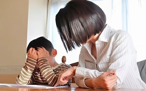 Nghiên cứu phát hiện: 1 yếu tố liên quan đến công việc của bố dễ khiến mẹ... nảy sinh hành vi bạo lực với con!