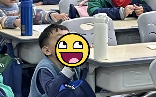 Đang giảng bài, cô giáo sững người khi thấy hành động lạ của học trò: Không thể nhịn cười!