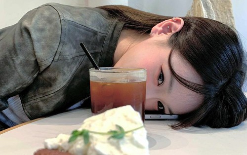 5 thực phẩm ăn càng nhiều tinh thần càng mệt mỏi, thậm chí tăng nguy cơ trầm cảm: Toàn món chị em "mê tít"