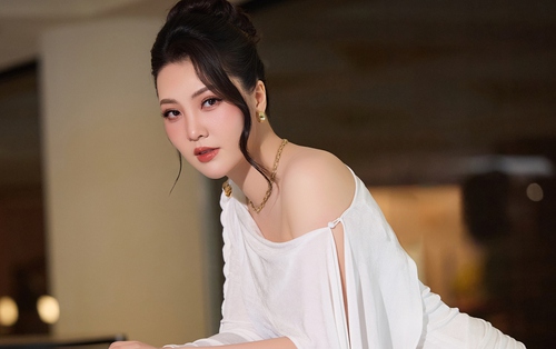 Á hậu Thụy Vân sinh con thứ hai sau 12 năm