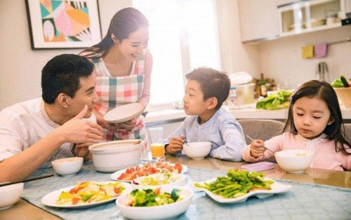 Nếu con có những hành vi này trong bữa cơm gia đình - hãy nắn chỉnh vì đó có thể là dấu hiệu của sự VÔ ƠN, BẤT HIẾU