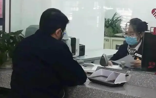 Người đàn ông rút 260 triệu đồng từ tài khoản của con bị yêu cầu trả lại toàn bộ, tòa tuyên bố: "Trong 10 ngày không hoàn đủ phải đền gấp đôi"