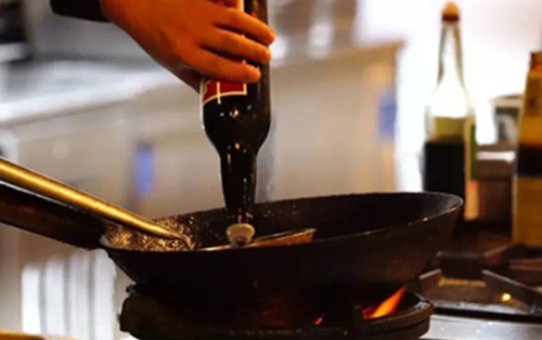 Khuyên chân thành: 3 loại lọ đựng gia vị đang bị đặt SAI CHỖ, càng dùng "độc chất" càng tích tụ trong cơ thể