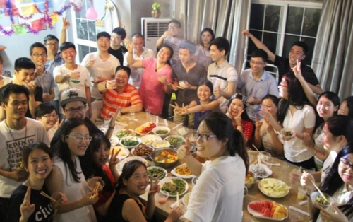 Họp lớp báo 50 người đến, lúc đi ăn lại thành 70 người, hết 185 triệu đồng nhưng tiền thu về thiếu 37 triệu đồng: Ăn xong cả lớp rời nhóm!