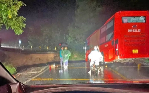 Đèo Mimosa ở Lâm Đồng đứt gãy làm đôi, xe khách 45 chỗ dừng ngay trước miệng vực