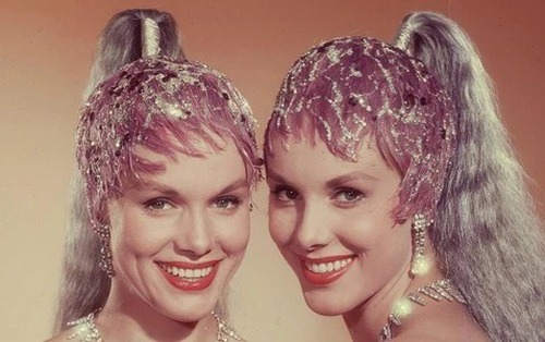 Hai nghệ sĩ song sinh huyền thoại qua đời cùng lúc