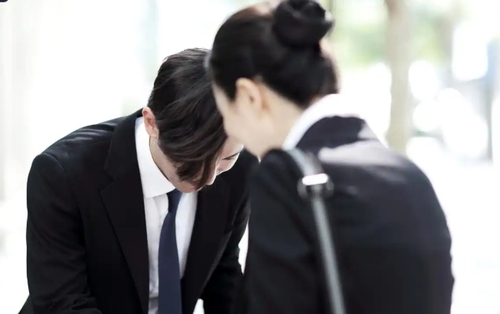 Bí ẩn nghề xin lỗi chuyên nghiệp: Dịch vụ không tưởng, thay mặt chồng hẹn gặp vợ 23 lần để "xin lỗi hộ"