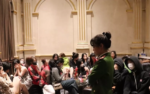 Huy động hơn 300 cảnh sát khám xét 3 quán karaoke ở Hà Nội