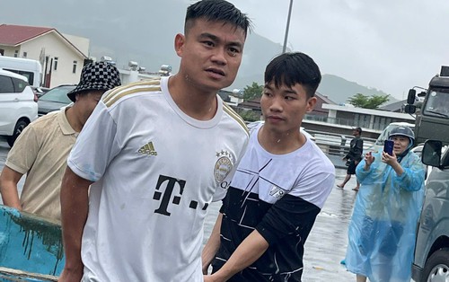 Cựu tuyển thủ U23 Việt Nam xông pha trực tiếp hỗ trợ bà con vùng lũ Nha Trang gây xúc động