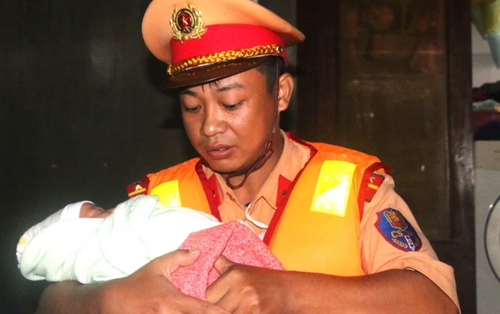 Em bé 20 ngày tuổi được cứu khỏi vùng lũ sau hơn 2 ngày ở trên nóc nhà cùng mẹ