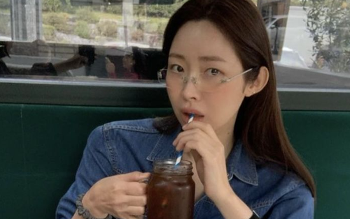 Vẫn còn uống cafe sữa, dùng icon mặt cười, xài ốp điện thoại mở như quyển sách: Bạn đã quá già!