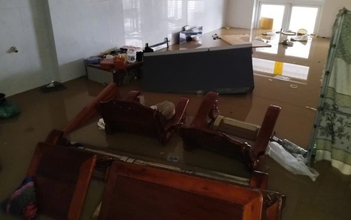 Tâm lũ Nha Trang tan hoang, nhiều người dân phá mái nhà thoát thân