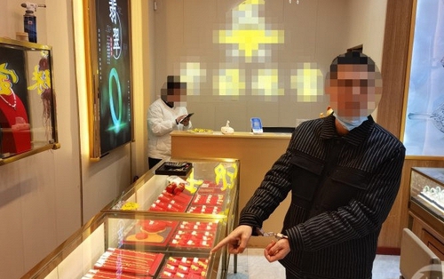 Người đàn ông vào tiệm vàng mua liên tục 5 tỷ đồng không cần nhìn giá với phương thức thanh toán không bình thường: Chủ tiệm gọi ngay cảnh sát