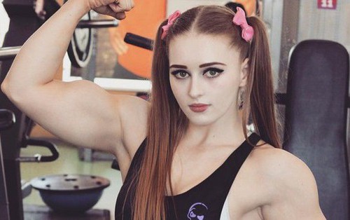 Đừng chỉ nhìn gương mặt búp bê mà lầm, "quái vật" thể hình này sẽ khiến khối anh chàng nể phục đấy