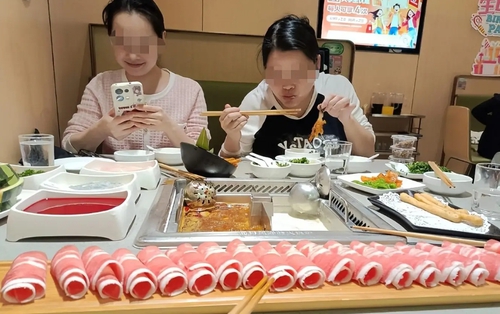 Đây là bữa ăn "bóc trần" cả một gia đình: Người bố lên mạng khóc lóc, dân mạng lắc đầu ngán ngẩm