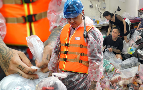 Người đàn ông xăm trổ kín mình và nhóm bạn "ngâm nước từ đêm tới sáng" để cứu trợ bà con vùng lũ