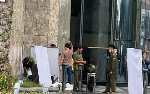 Phát hiện thi thể người đàn ông giấu trong túi ở sảnh chung cư: Truy bắt 2 nghi can