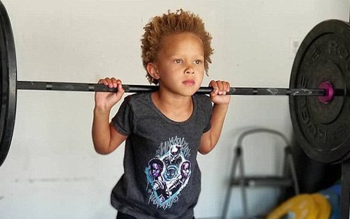 Cô bé 4 tuổi hít xà, lên 5 tuổi đã chống đẩy 60 cái khiến thanh niên còn nể, nhìn thể hình là choáng váng